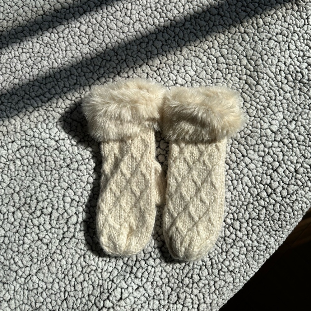 Knit Gloves with Faux Fur